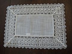 1-X-SPECIAL-SEVILLE-CREAM-&-LACE-PLACEMAT-STUNNING-ANTIQUE-LOOK-33-CM-X-45-CM-NEW